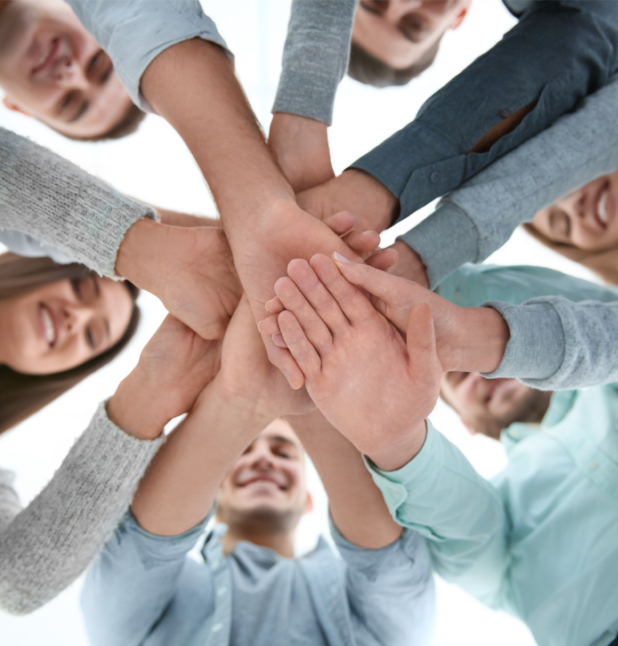 עובדים ביחד בהרמוניה ובחיוך